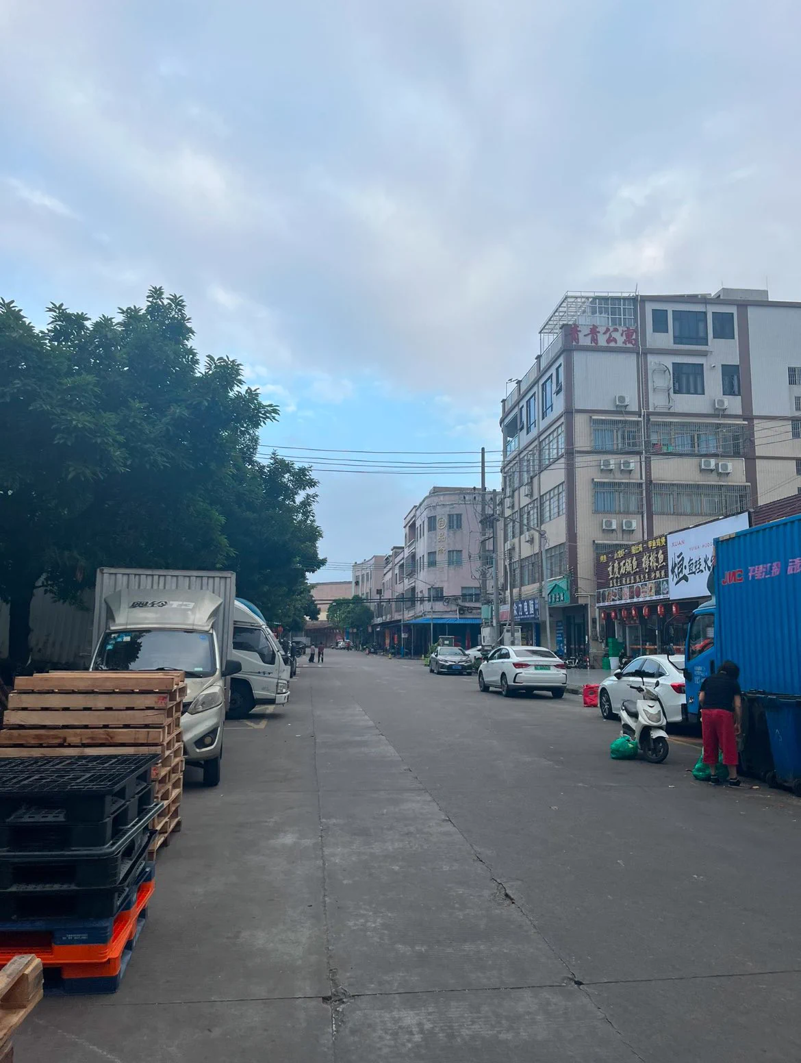 中山小榄广成市场，青青公寓右边有开电动车小姐姐，18-20左右 非常年轻 150价格 #中山 #站街 #扫街 https://t.co/iQW9oCRek8