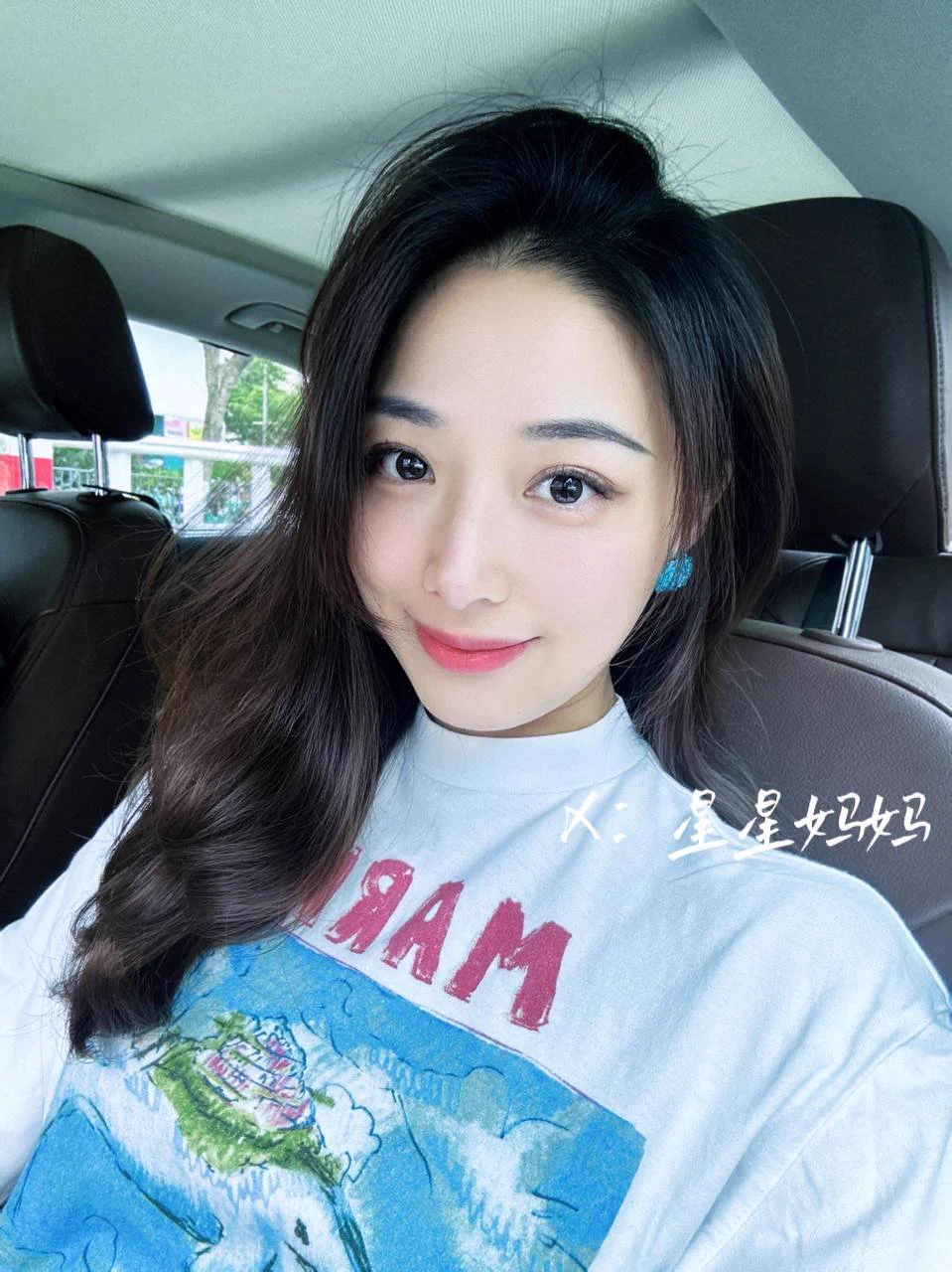好多人说想看视频，那姐姐来发啦。 头发散着，瞬间人妻感就上来了。不得不承认，女人真的很难拒绝车震，那种要被人发现的刺激感让小穴都抽插出白浆了…女上自己动的感觉好舒服，下面满满的，交合处都拍的好清晰。你们想试试被我坐一下吗～ https://t.co/pRx0CFHpGD