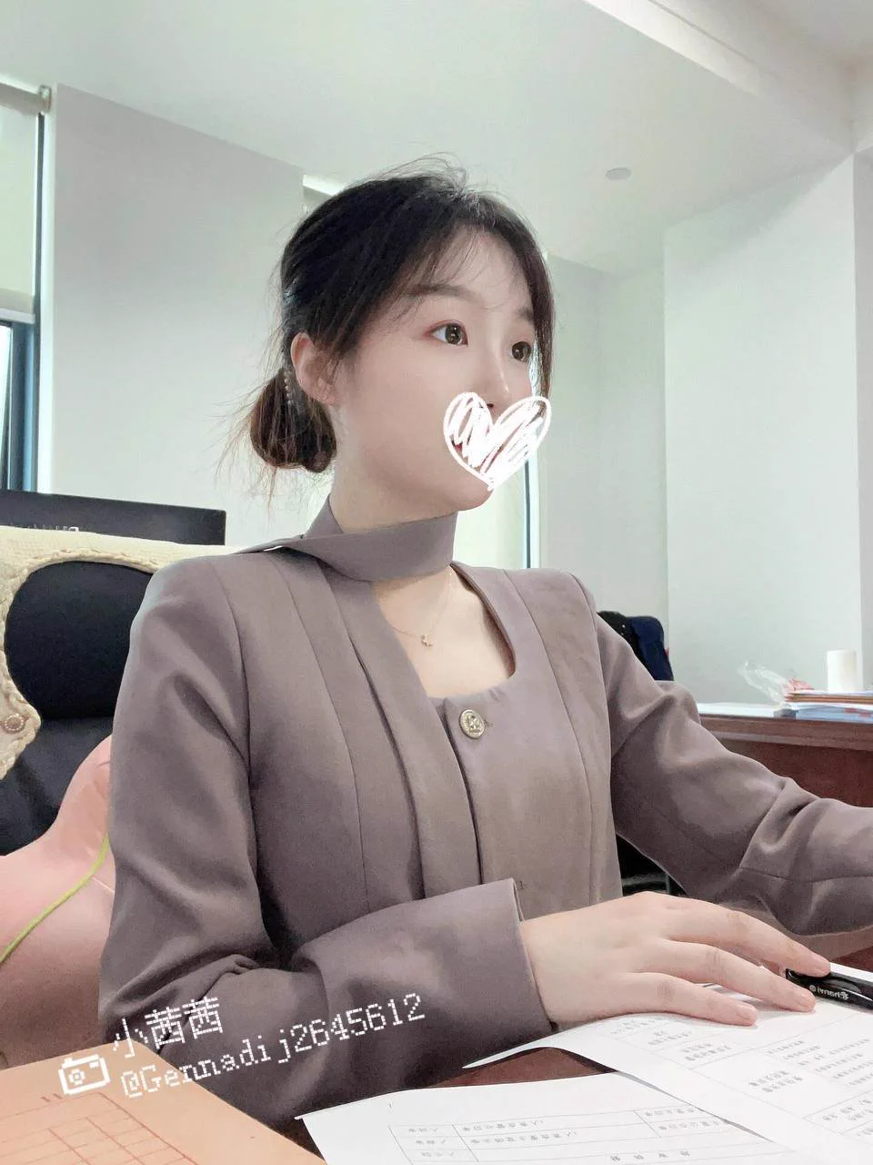 果然工作让人呆滞，性爱才会让人精神焕发…两张桌子前不同的样子，是不是也算你们所说的反差。想不到平时的财政局小姐姐，里面穿的是这样的衣服吧～刚来推特发发福利，点赞本条，全部发私密露脸照，私信领取～ https://t.co/QXdXBY1UGZ