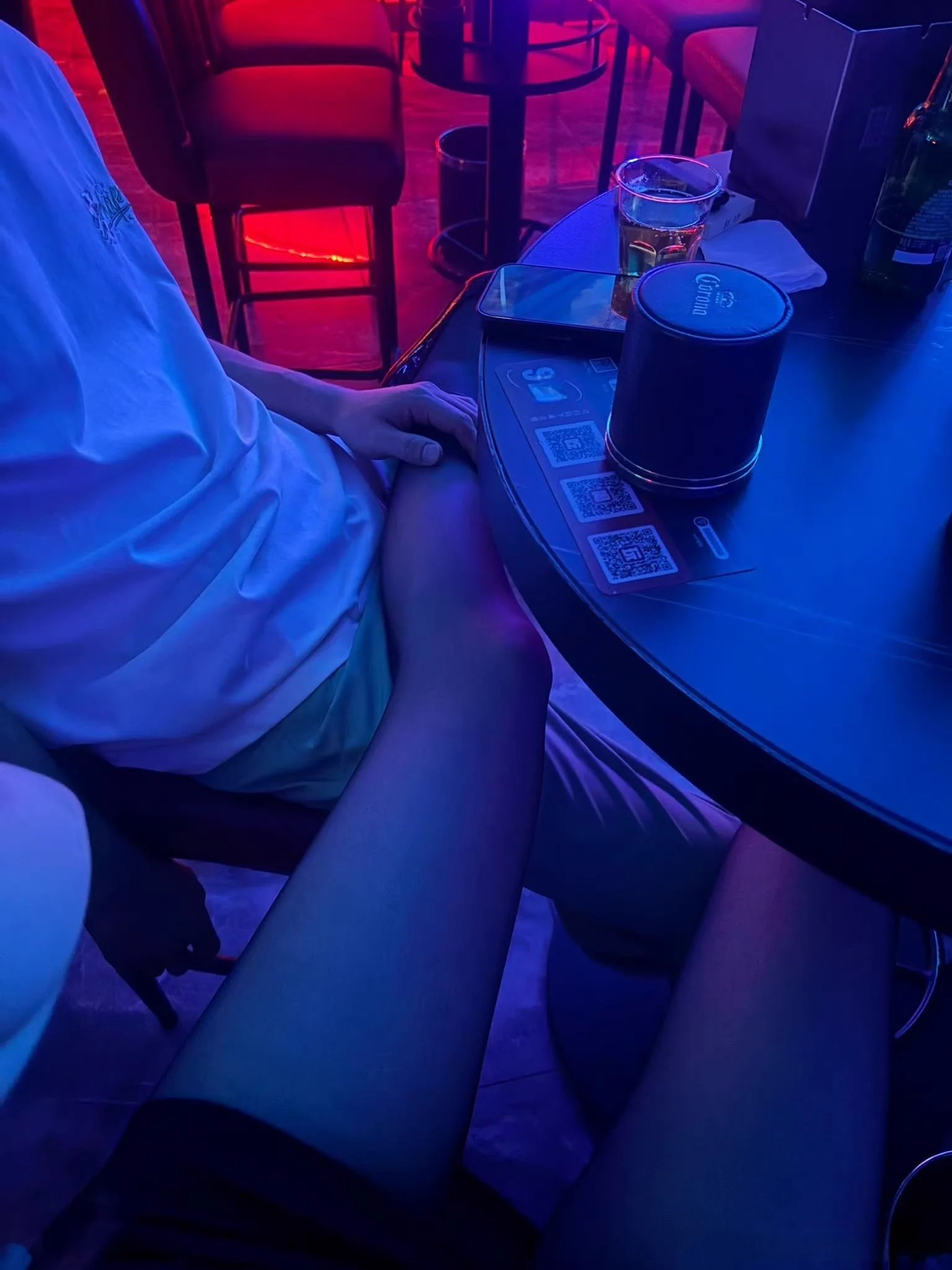 装什么矜持啊，第一次见男生这么害羞，明明摸别人腿都摸硬了，还假装不动声色的玩骰子，心里肯定早就想把我按在桌子上插的披头散发了！！！！一会装喝多看看今晚能不能捡一个帅哥😋 https://t.co/qw52qDdmv2