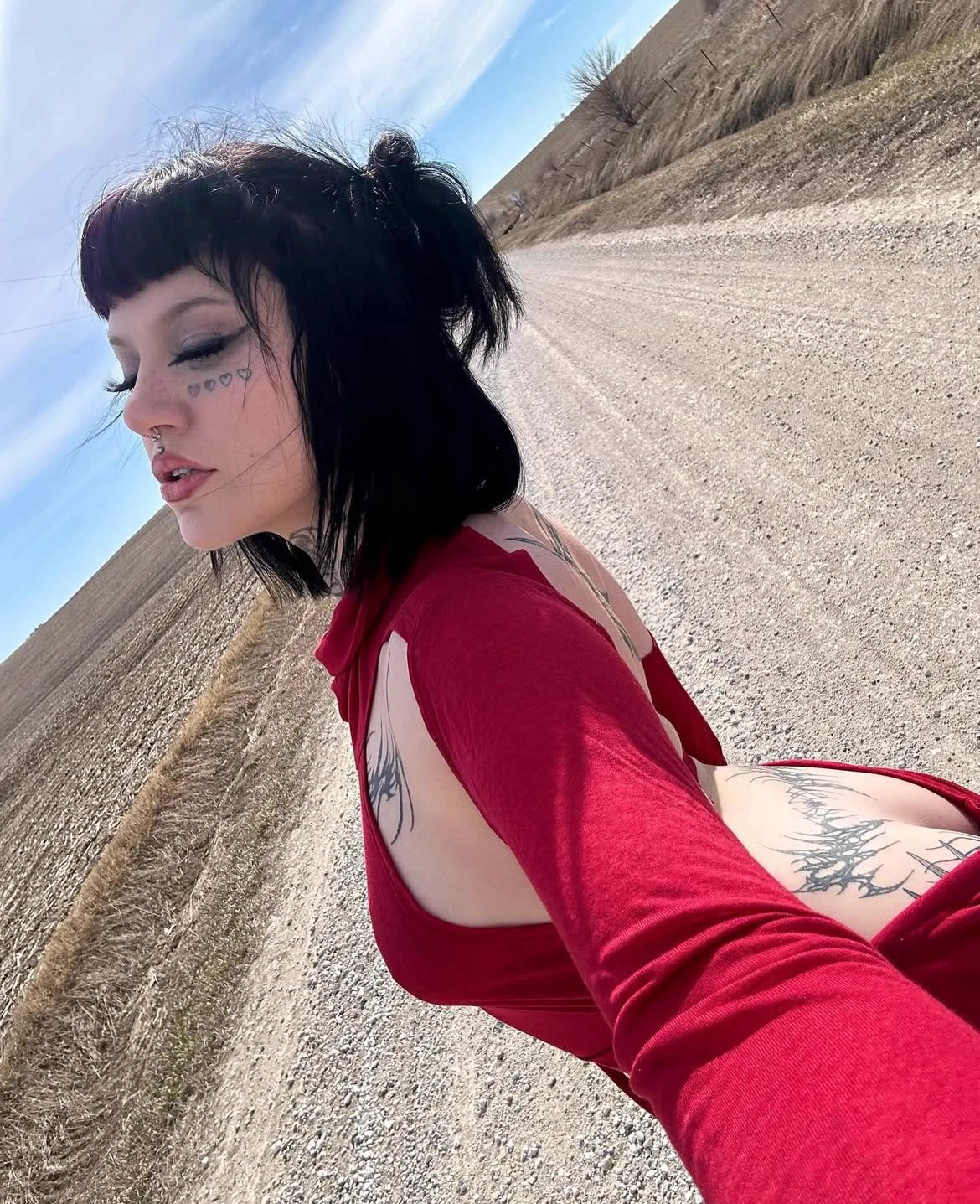 Instagram vs X 

Meta deleted all my Instagram accounts from @wornnoutisdead on Instagram if you love me https://t.co/s8JB26xhGr