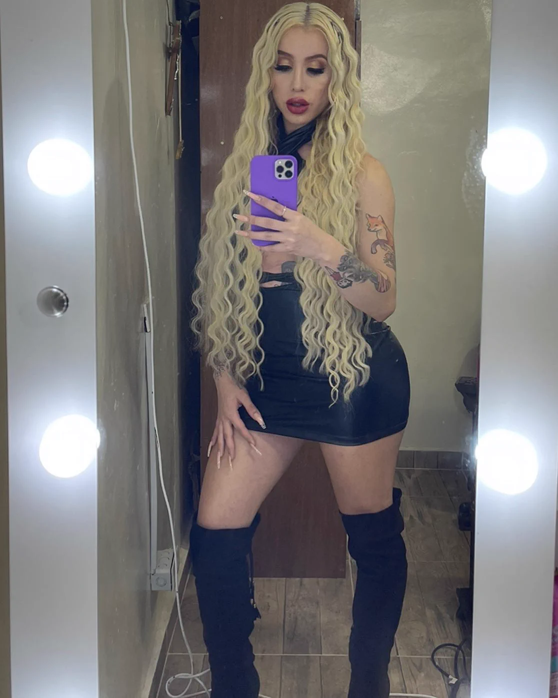 Honey, do you like how I look today?....I'm not sure what I like more, my makeup or my clothes. https://t.co/84nvRu4xCa