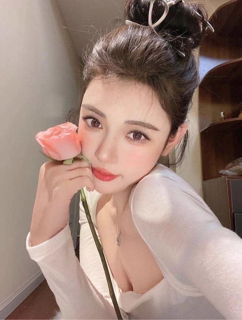 上海 📷颜值: 9📷服务: 10📷态度: 10📷Gzs环境: 没去gzs📷高冷/健谈: 偏腼腆，但会主动聊天❗总体体验: 不错的，个高人美活好体力好，女上贼猛，还带了制服和丝袜。就是胸有点科技，小问题。❗看来这妹妹确实不错，本来次夜不定的，老板最后包夜了😂大号👉🏻白鹤🥇私人订制@bh8881bot https://t.co/wIcSn7AiSQ