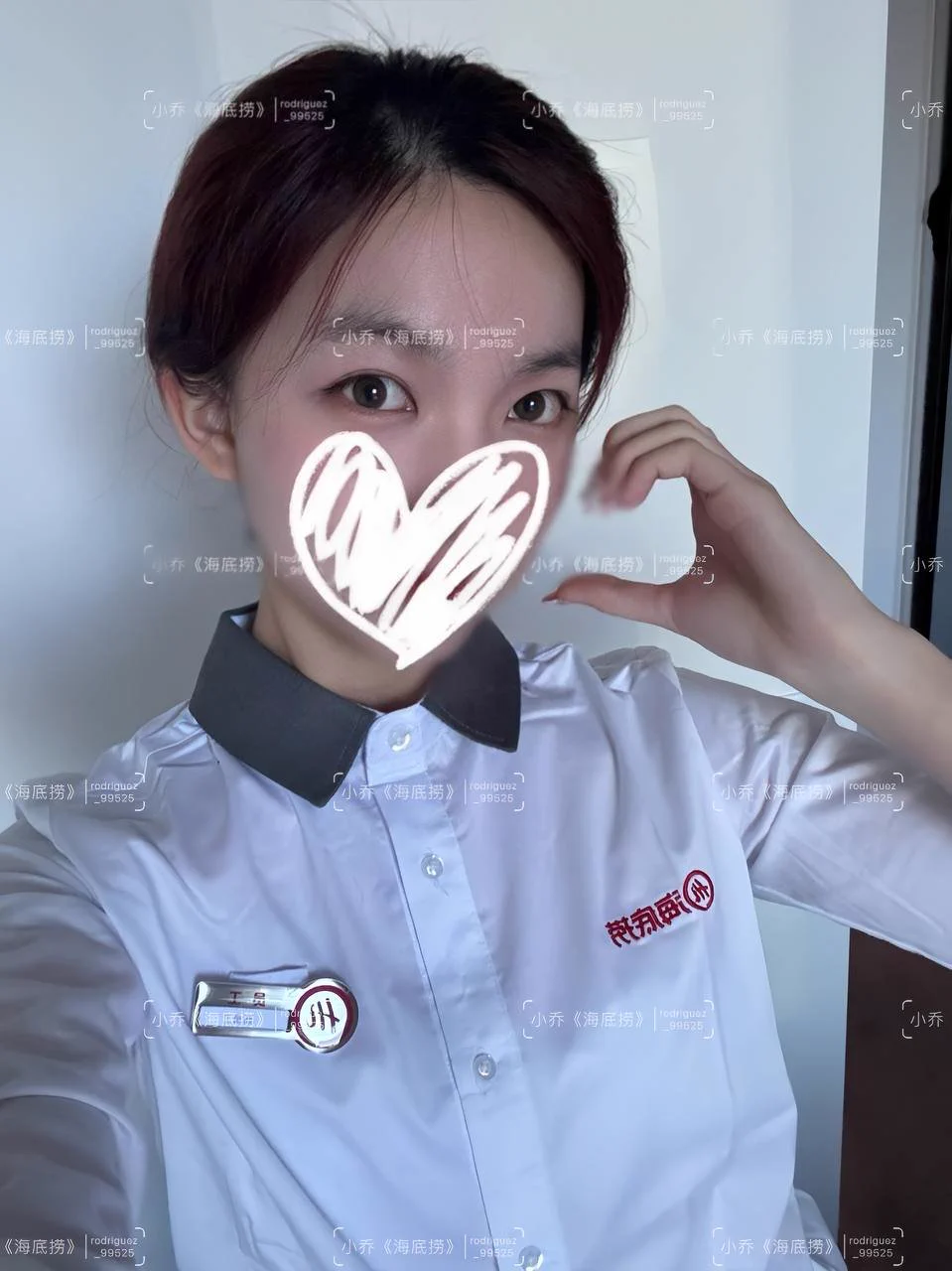 在海底捞店里比心总感觉差了点什么，还是回家比的更好看一点~粉丝们有没有收到爱意，有的话我要说出我的愿望了啊。我的愿望是在推特约到一个帅大叔接我下班，然后给我一次完美的高潮… https://t.co/xejsszo2qI