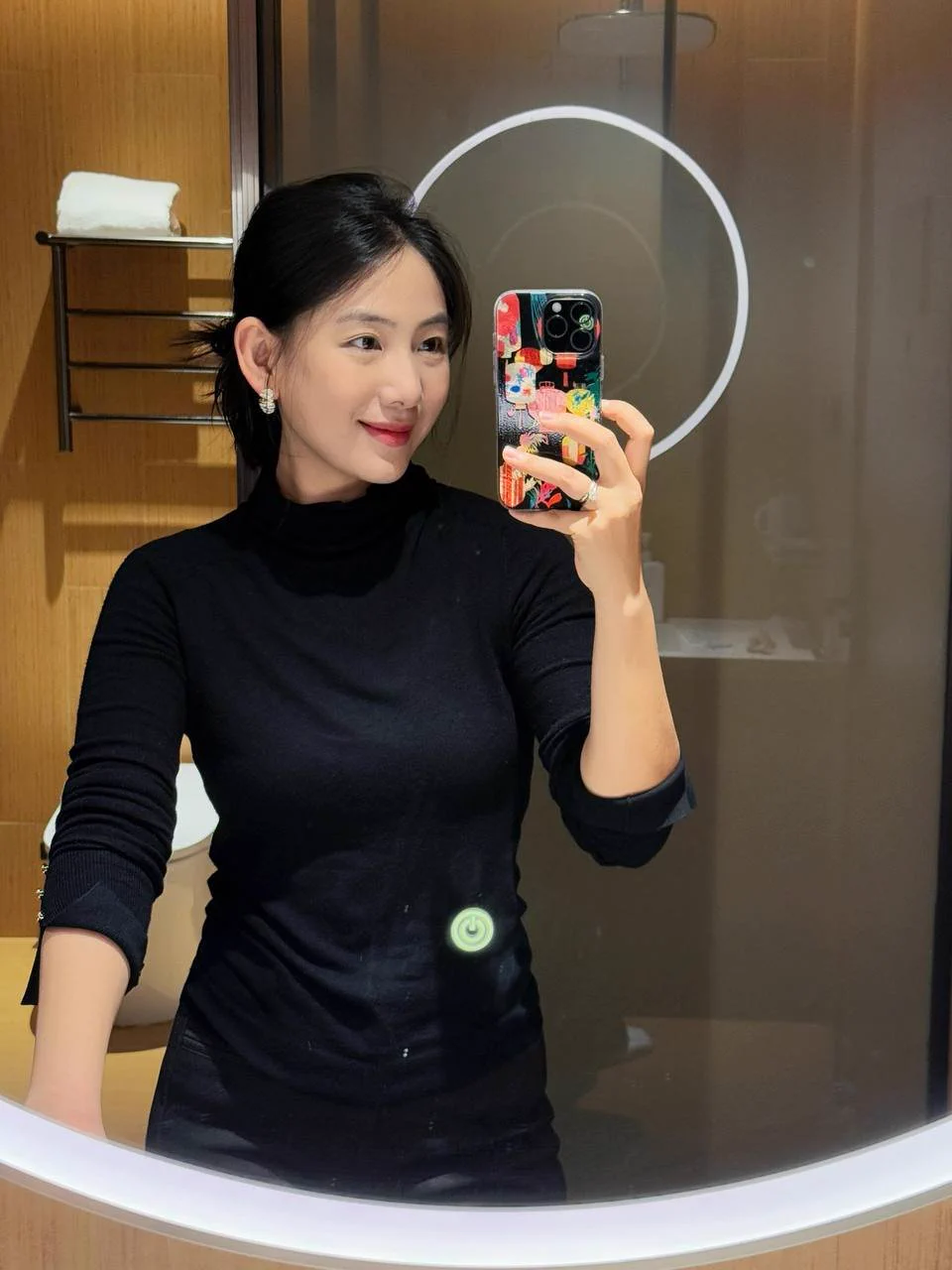 都说带娃的宝妈最有母性光辉，但其实也是个普通有欲望的女人罢了… 不要问我为什么喂奶的时候脱掉了裤子，答案你们懂的…所以有想尝尝味道的吗～ https://t.co/fquxjcv48G