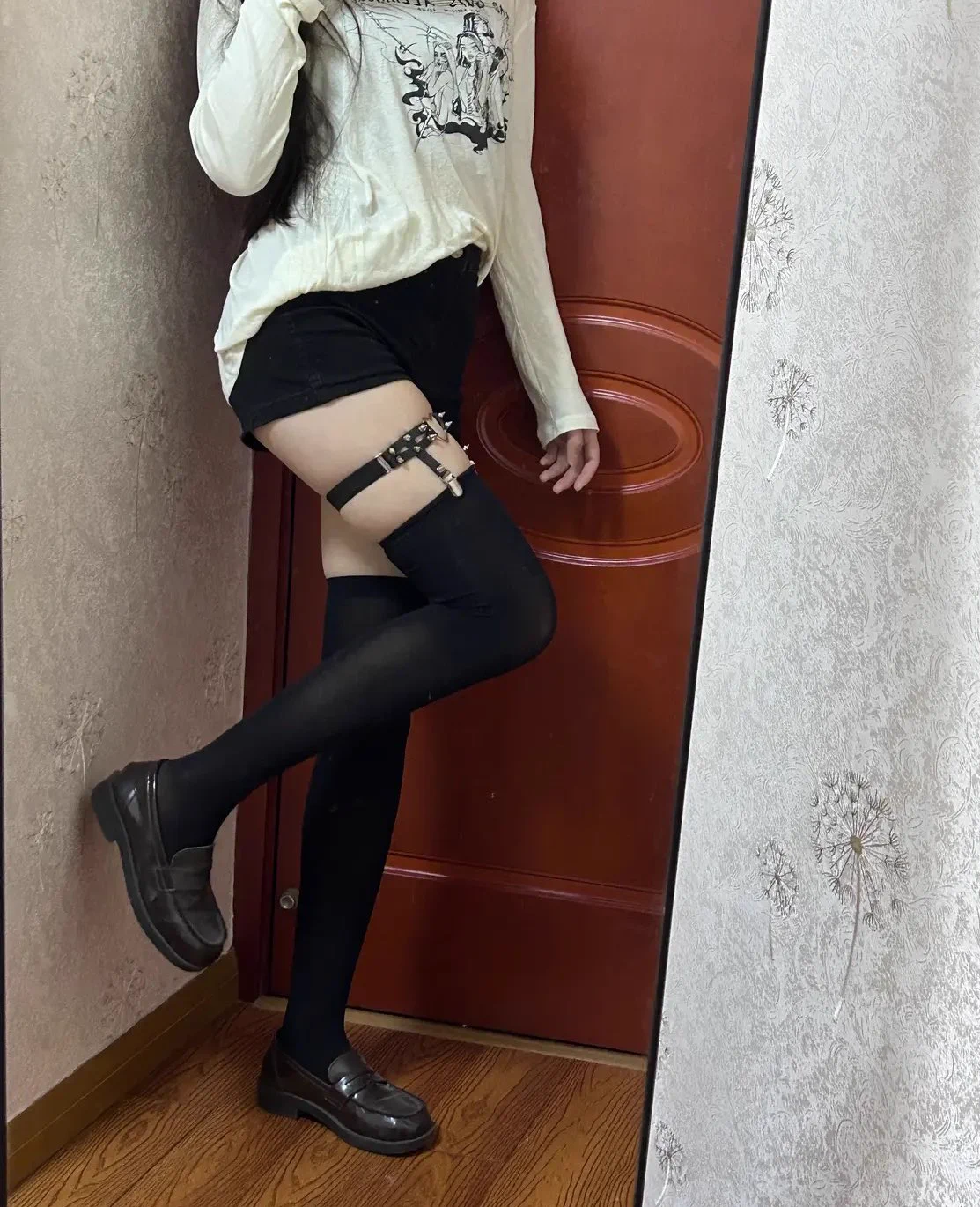 芭蕾舞生楚楚早上趴在主人弟弟床边给主人请安，然后伺候主人起床用自己的身体帮助主人吃早餐，酱料肯定是挤在自己的胸口主人可以随意取用，即使这样的服务也要被主人惩罚把屁股都打肿才被放过，对于我这种母猪被打屁股当然是家常便饭啦 #文援 #反差婊 #母狗 #调教 #文爱 #女m #足交 #高跟鞋 #舞蹈生 https://t.co/A3JL2eZyic