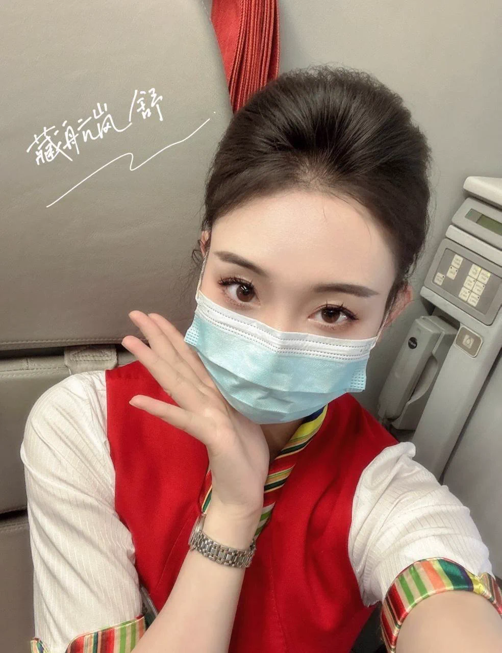 见粉丝前开开心心的自拍，没想到事后成了他自拍中的战利品了…是不是每个男人都会想打女人的屁股，特别是碰到平时看着正经优雅的空姐，打的好像更用力了…下次我要找M一点的粉丝，让我好好发泄一下，有人报名嘛～ https://t.co/ffS65WmNbj