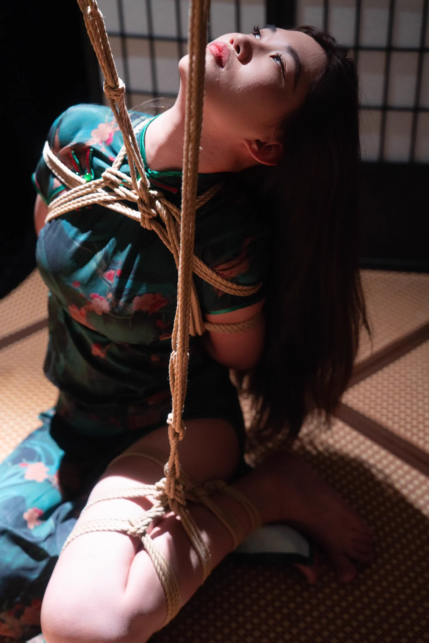 旗袍🪢/📸 ：方文@fangwen59#武汉 #绳艺 #捆绑 #美女 #完美曲线 #约绳 #约拍 #緊束 #线下体验 #摄影创作 #圈内交友#绳艺教学 #shibari@Fengsiyuan https://t.co/eMPBTDPKOo