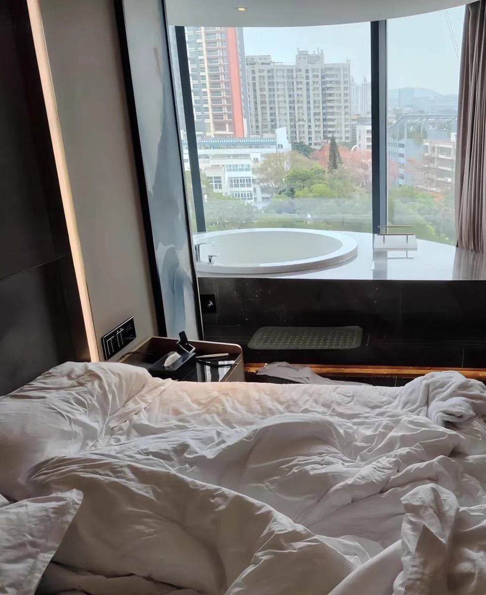 窗边的浴缸💋 凌乱的床和急急忙忙去上班的我💋 说到做到💋 最近心情很开心💋 主页有联系方式，年纪小的就算了，干净素质男优先。💋💋💋 https://t.co/9kcNYqRQTw