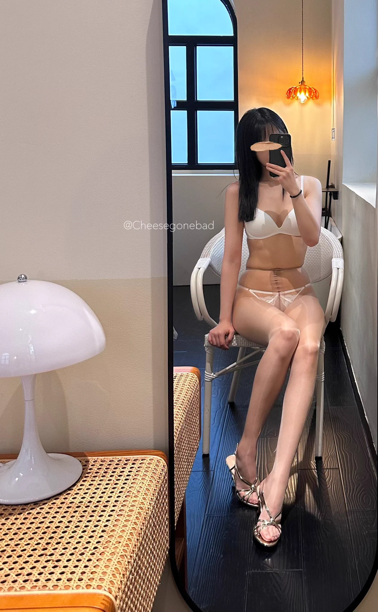 No sticker on Of and Wechat ~🏼 https://t.co/kLcI1sp11X