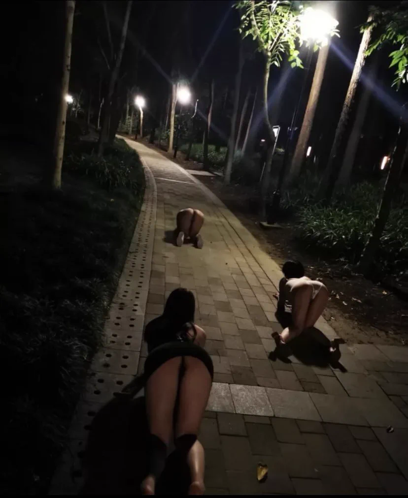 昨晚跟小姐妹一起去路边小刺激了一把结果真的被路人撞见了…当时我们两个对视一眼，撒腿就跑一路上都在笑，太刺激太上头了…有想看我们视频的粉丝评论扣 1 或私信我只发给懂得保密的你👀 https://t.co/a4Z0wyimf9