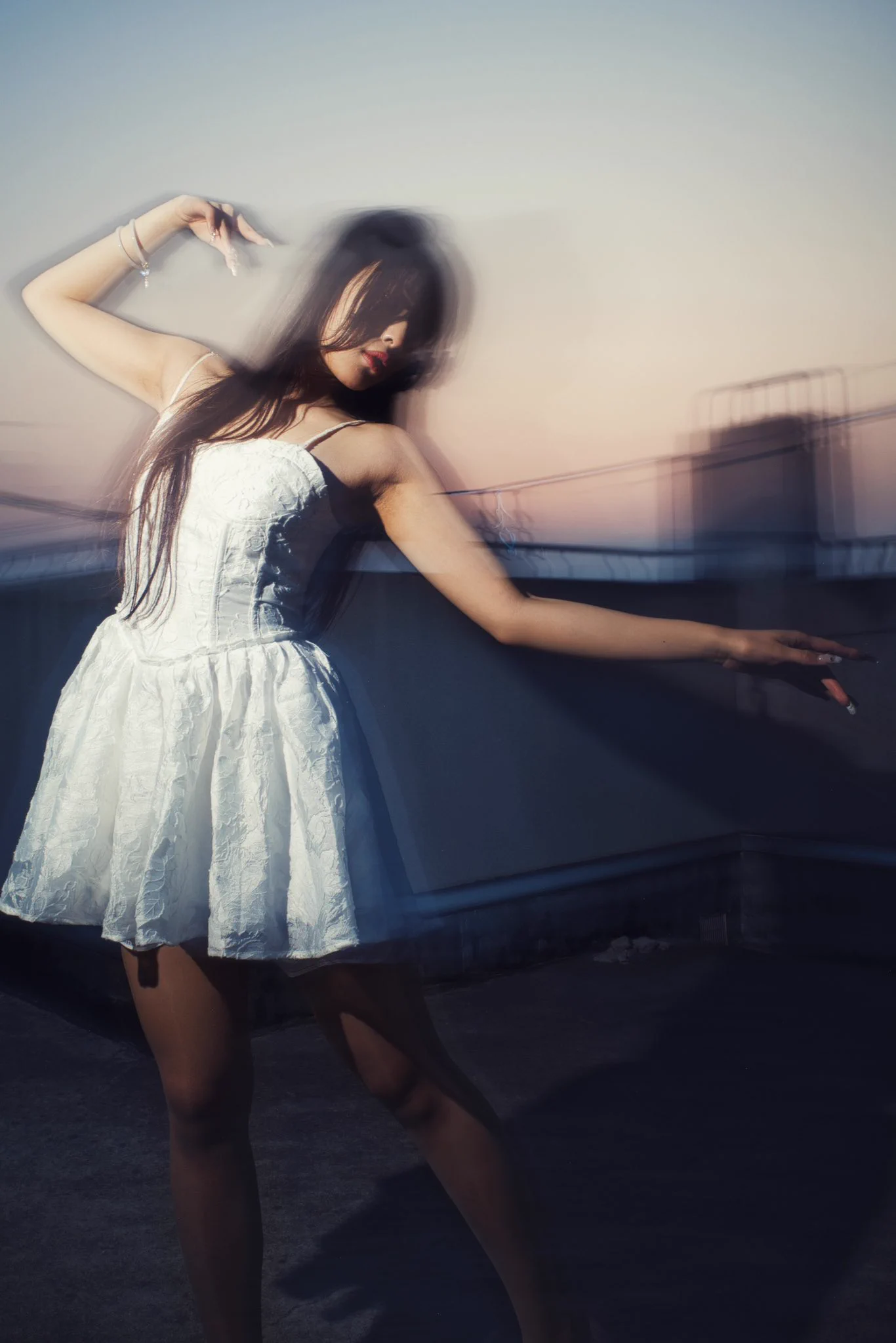 Something different📸 @fleetinfeelz @Fengsiyuan #shutterdragportrait #slowshutter #icm #portraitphotography #sunsetvibes #慢快门人像 #上海 #上海约拍 #美女 #日落拍 #gr3 https://t.co/layFHxbLpU