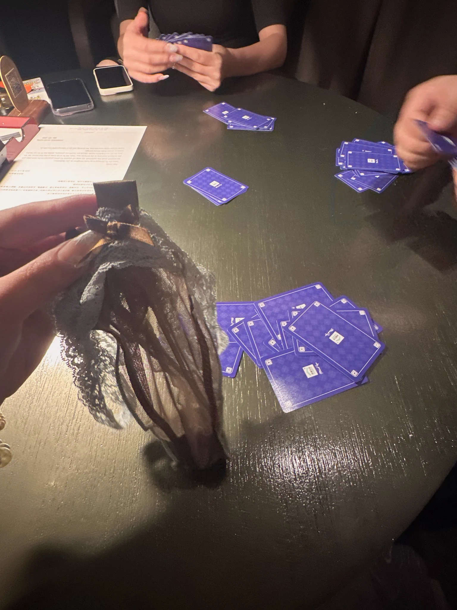 半夜收到老婆信息说在跟别人打牌已经把裤衩输掉了，感觉我不在家她好嗨啊！ https://t.co/5Z38pvYrUe