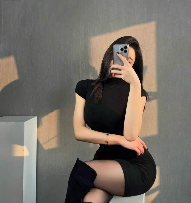 和老公一起开车周边走走。饭吃一半老公去门口领了个小伙子进来，就这样面对面坐着让我面试😂，老公知我干涸许久吗？他们又出去抽烟窃窃私语密谋，饭后三个人来到荒郊野岭，哈哈，老公坐到后排抱着我舌吻，一只手拉着他往下，哇塞，湿漉漉的穴穴被他唆到了，不同男人的舔舐令我快速在老公嘴里呻吟起来 https://t.co/2gtA9XfcmQ