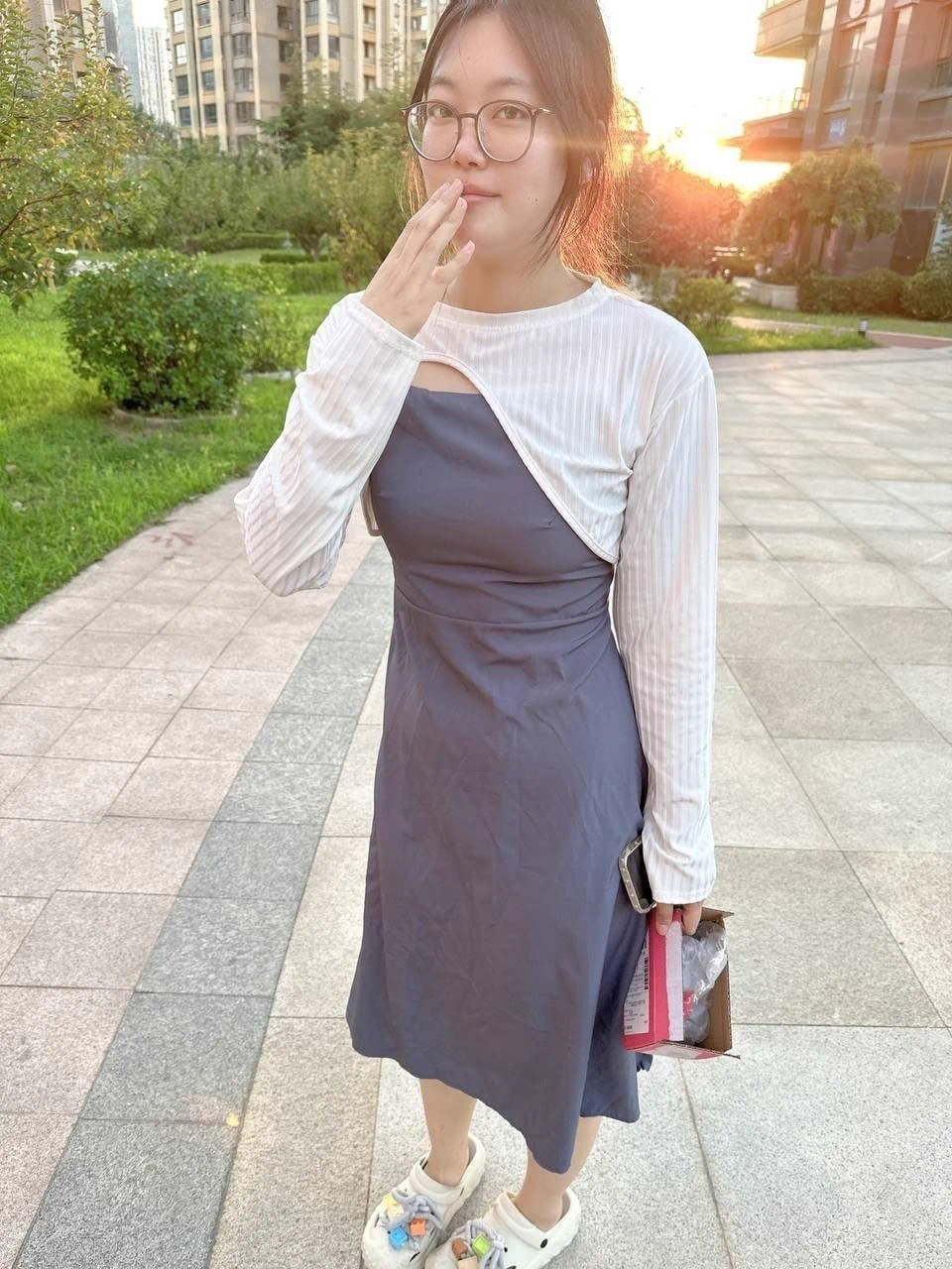 粉丝投稿 可爱眼镜妹，校内乖乖女好学生，在校外是个放荡的婊子！是个喜欢被内射的精液容器，被男友操逼都肿了，全程记录，视频照片被男友流出！内心早熟 超级反差照片23张视频8 获取高清完整版资源看我主页简介 https://t.co/eKJAkp6YIg