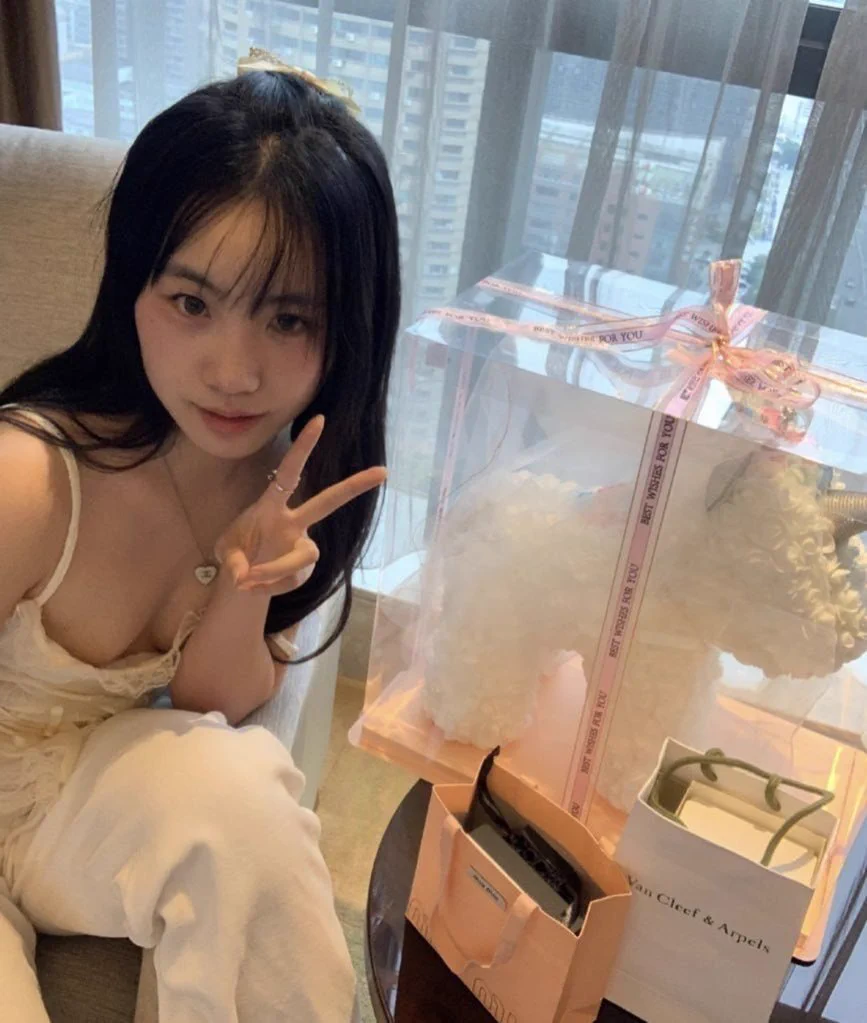 骚逼女朋友，表面清纯可爱其实是个渴望被不同男人操的骚逼，最喜欢车震野外露出，喜欢舔屁眼，跟炮友车震被全程记录曝光。 照片p64视频19，完整版主页提取 https://t.co/VSBQrbL65N