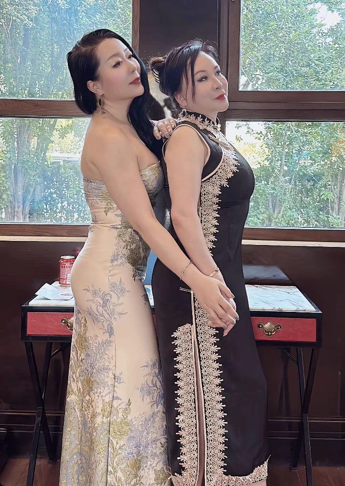 两个骚货 https://t.co/iWXOFvuQUu