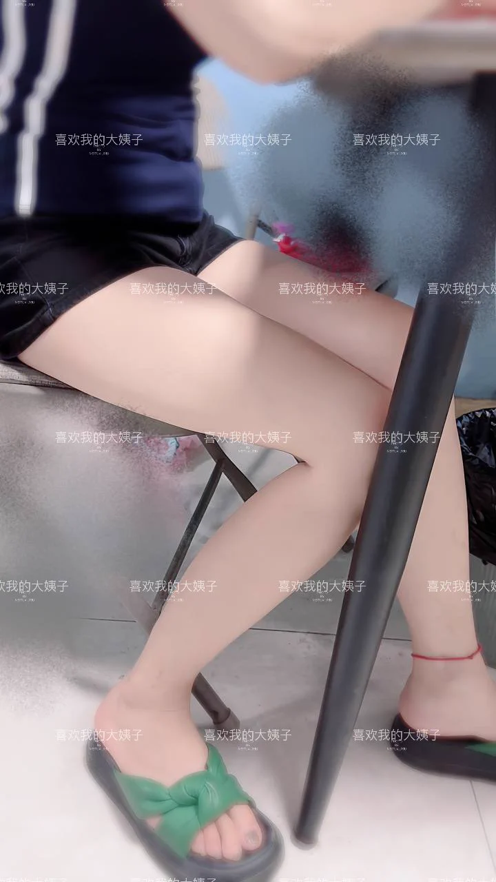 6月14号晚上好兄弟们堂姐来家里玩了，三个女人聊天呢三个女人一台戏，我也插不上话今晚本来想出去的，因为堂姐来就没出去你们别想太多哈，我对堂姐没想法啊，就是随手拍拍和兄弟们汇报一下 https://t.co/AUQvvPVHym