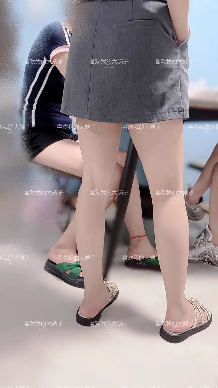6月14号晚上好兄弟们堂姐来家里玩了，三个女人聊天呢三个女人一台戏，我也插不上话今晚本来想出去的，因为堂姐来就没出去你们别想太多哈，我对堂姐没想法啊，就是随手拍拍和兄弟们汇报一下 https://t.co/AUQvvPVHym