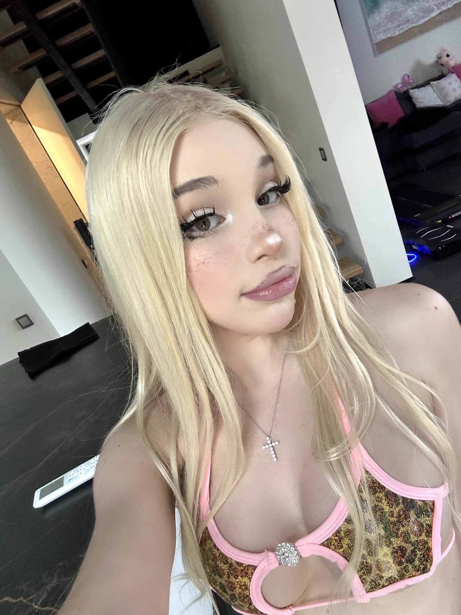 Blonde or brunette? 🥰 https://t.co/buS8fkRnAy
