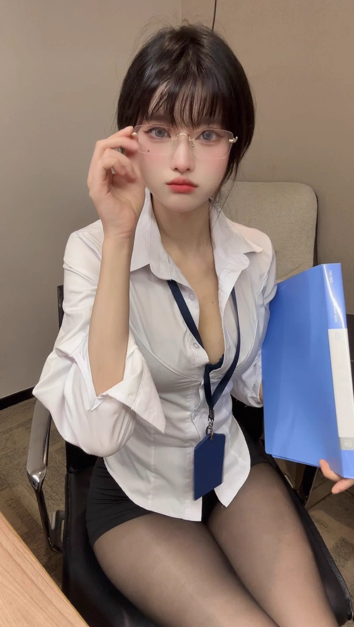 那位喜欢坐在办公桌上的女同事📉 https://t.co/jocCzKjMz3