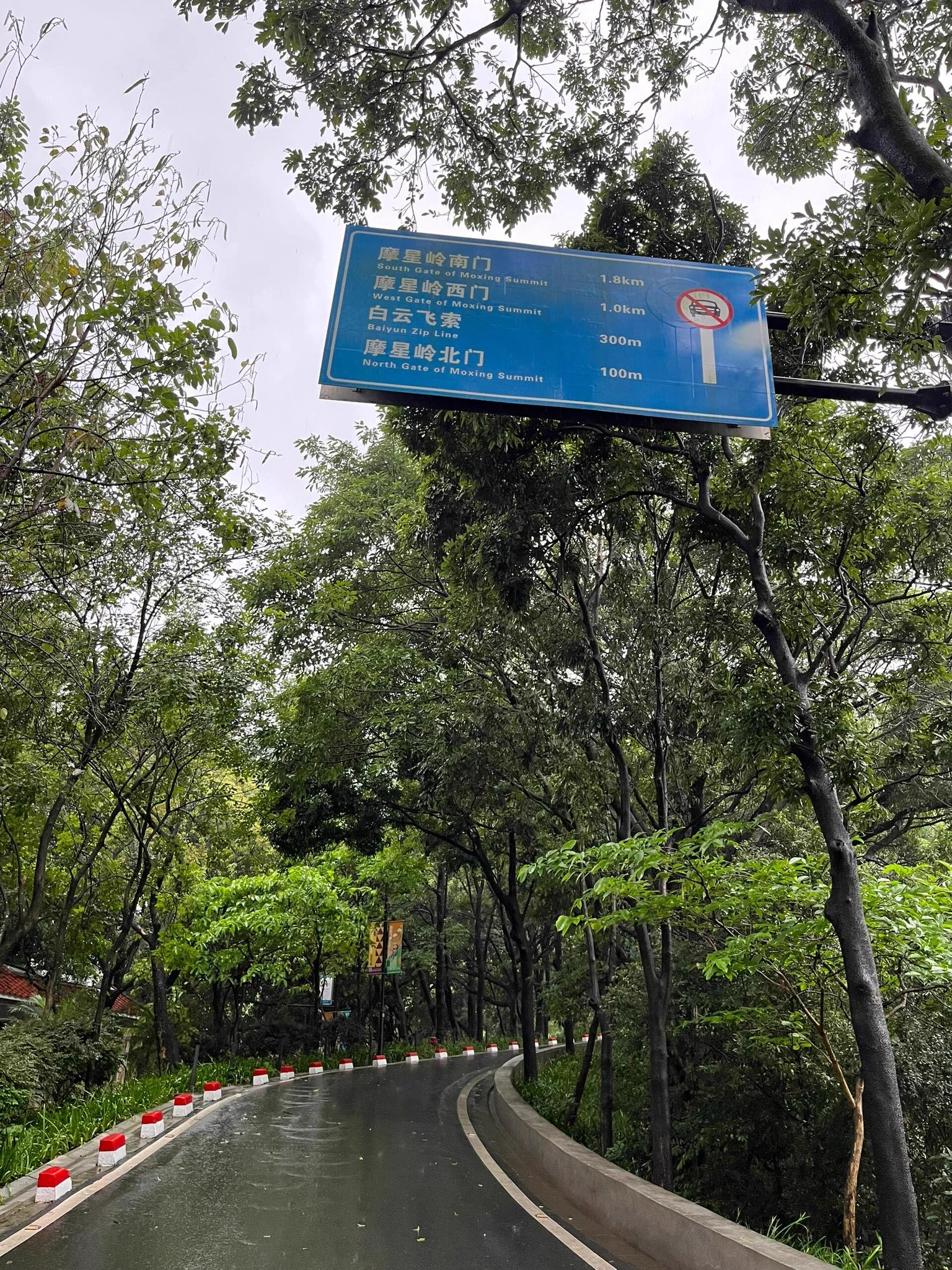 路好长，好热，好闷。 https://t.co/ycZAjc9QYS