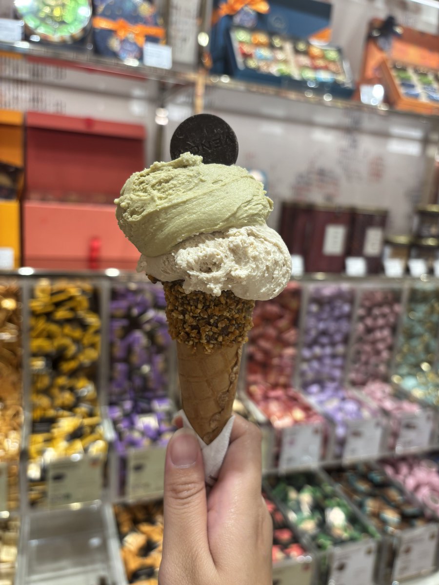 270的冰淇淋
好甜
而且好貴
嚐鮮一次就好🥹
我還買了一顆80塊的巧克力
我是盤子 https://t.co/7X4qsj95Pa