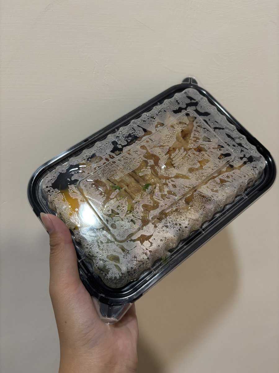 超級荒謬哈哈哈哈
突然收到推友在樓下的私訊
直接天外飛來一個雞腿飯🤣 https://t.co/if2lm5kia2