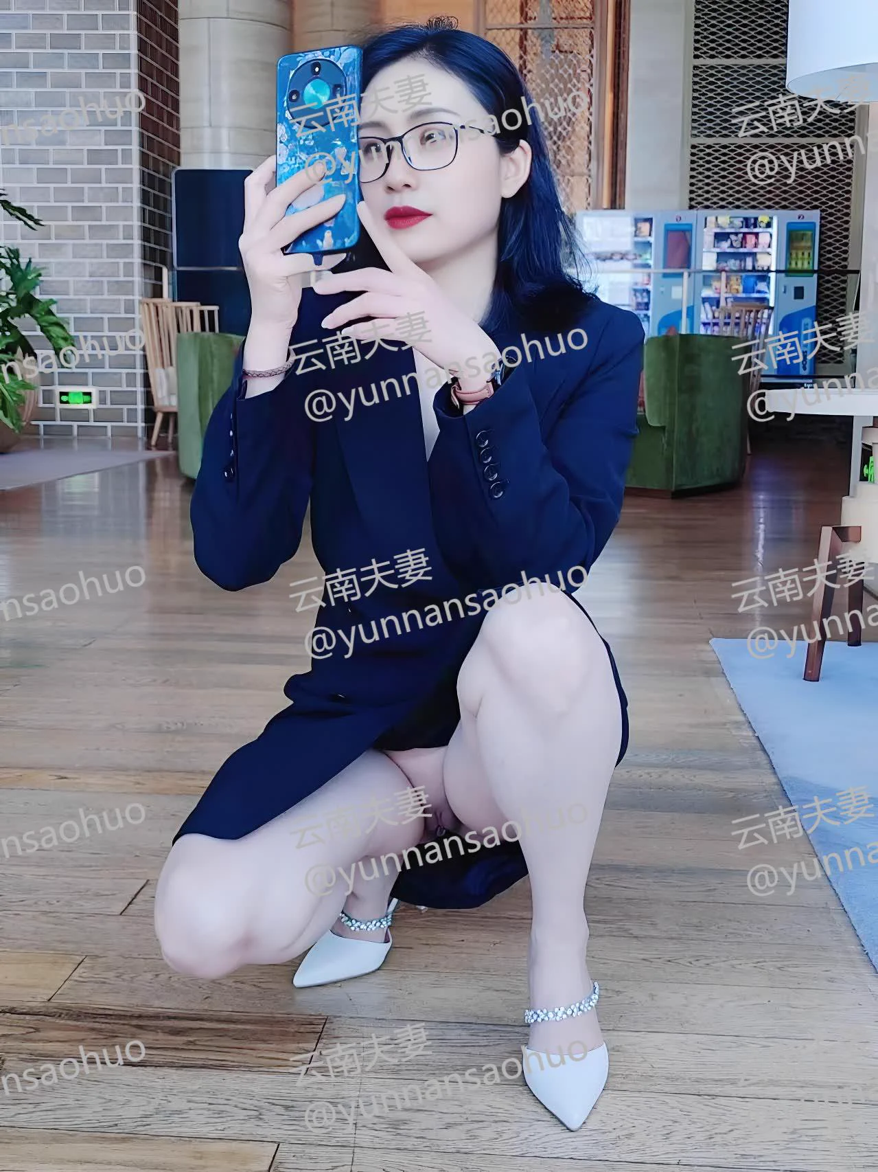 @luchu888888@luchu888 #露出任务 #露出诱惑 #露出人妻 酒店大堂，其实上身里边也没有穿呢。 https://t.co/HMYRUmAHUE