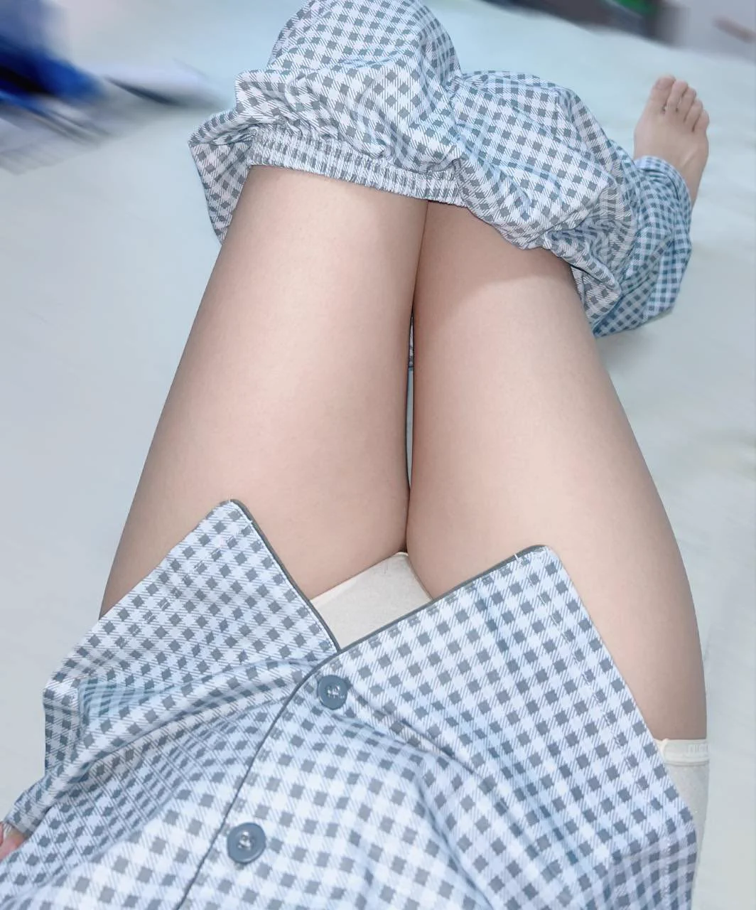 刚刚给宝宝喂完奶。睡衣都还没穿好的样子好像格外的性感呢～感觉最近欲望恢复了，有时候被吸着乳头，都感觉很酥麻，会想如果是其他人在舔的话应该更刺激…趁着宝宝午睡脱了裤子想做点事，宝妈的寂寞不知道你们能不能懂… https://t.co/j3ljpdAZAe
