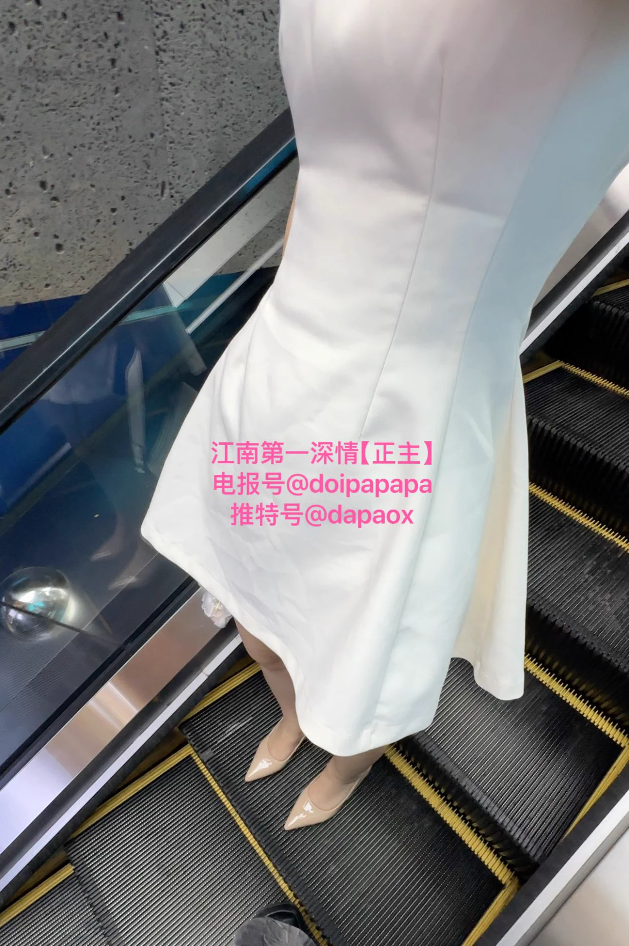 #极品御姐 侧颜神似 王祖贤 互联网公司小白领 加了得有快一年了 才见面 主要平时聊的也不多 只有周末才能出来 见面约会吃完饭带回家推倒 兄弟们说嫩妹看多了想看御姐 #无套内射 心里话：20w粉大号已冻 重新开始 努力再努力 感谢兄弟们支持原创 江南贵在真实@Xiaoxiaofoer @Toukayuan @MitsumeDoji https://t.co/e4ciRBlToO