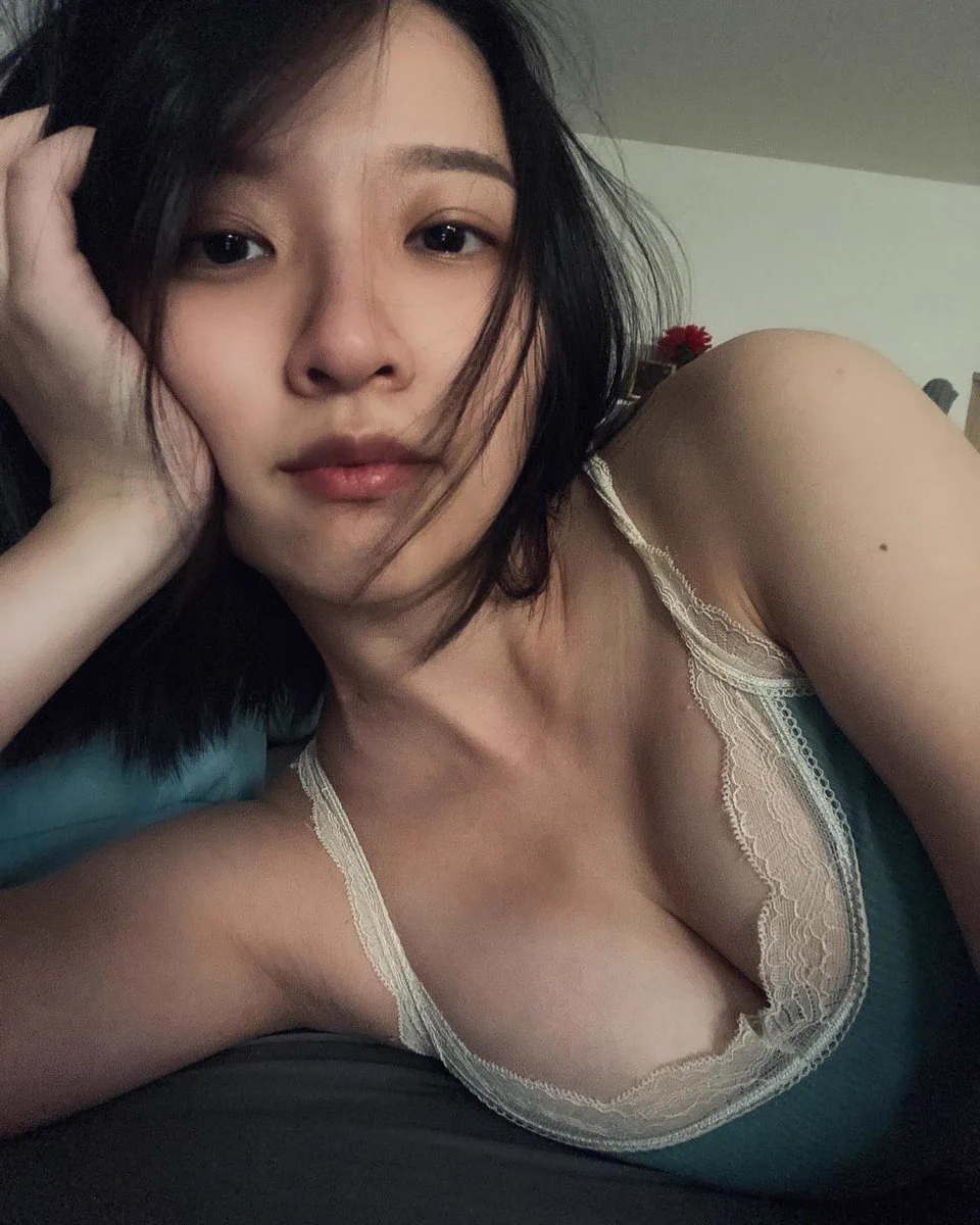 在这个如狼似虎的年纪一个人生活真的是有点耐不住寂寞 突然想要了，趁着小布丁睡着放肆了一把，坐在单车的假肉棒上面一顿骑 假的就是假的不如真的爽，一个人久了，想体验有温度有感情的肉棒，只约成熟、讲究个人卫生的优质男士，宁缺毋滥 https://t.co/OmGSHpCMUQ