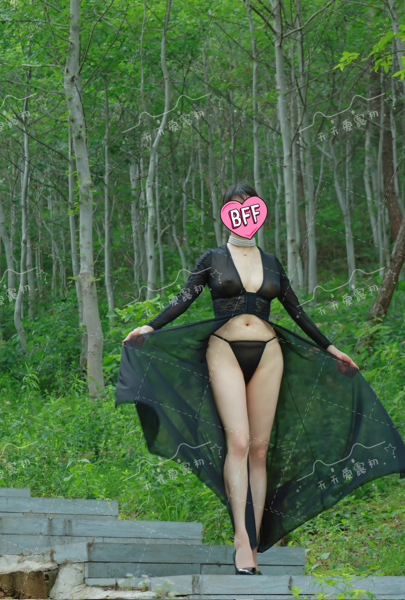 绿野仙踪第一季半裸的少妇，高跟鞋踩着落叶发出细碎声响，躲避着来往的路人，在暴露的边缘反复试探。#少妇 #露出 #情趣@007share @wqganenshi_ @Public_Catgirl1 @luchu888888 https://t.co/5mvsnAFsmf
