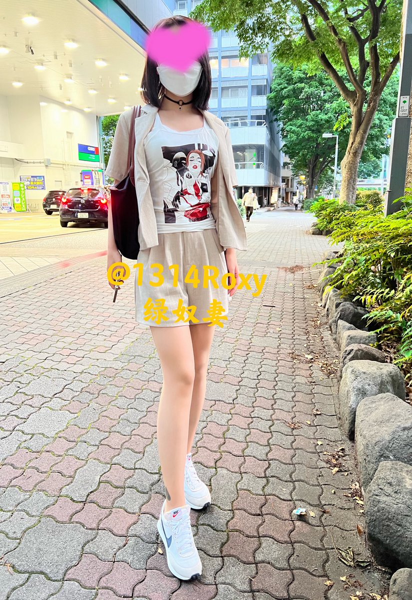 姐姐穿着被黑人操的流着骚水的骚逼的T恤内搭，是不是特别色情？
各种感觉比自己光着还要刺激，毕竟不可能在大街上做爱，但是通过穿着让别人知道你的淫荡内心，更加羞耻！
【更多内容欢迎订阅姐姐私推】 https://t.co/QnPnLLKSaX