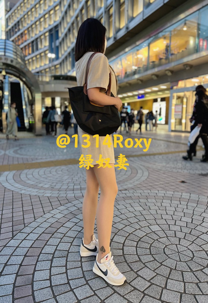 姐姐穿着被黑人操的流着骚水的骚逼的T恤内搭，是不是特别色情？
各种感觉比自己光着还要刺激，毕竟不可能在大街上做爱，但是通过穿着让别人知道你的淫荡内心，更加羞耻！
【更多内容欢迎订阅姐姐私推】 https://t.co/QnPnLLKSaX