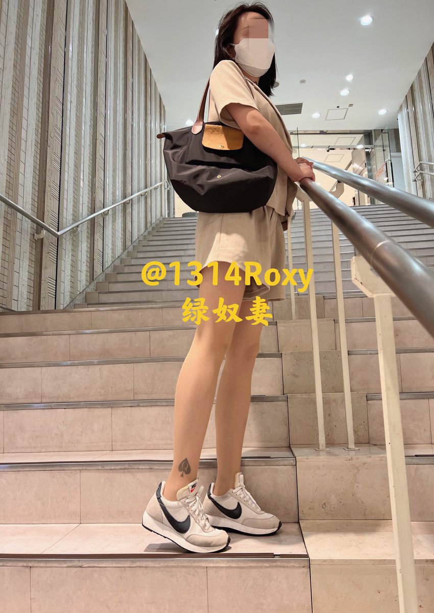 姐姐穿着被黑人操的流着骚水的骚逼的T恤内搭，是不是特别色情？
各种感觉比自己光着还要刺激，毕竟不可能在大街上做爱，但是通过穿着让别人知道你的淫荡内心，更加羞耻！
【更多内容欢迎订阅姐姐私推】 https://t.co/QnPnLLKSaX