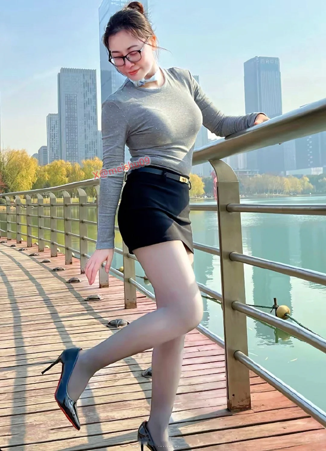 知性风情御姐分外迷人曾经你是我的爱人，现在你只是我放在心底的故事，知道自己放不下，只好故作坚强，很怀念曾经疯狂相爱过的那段时光。 https://t.co/Vctbo8Yn3G