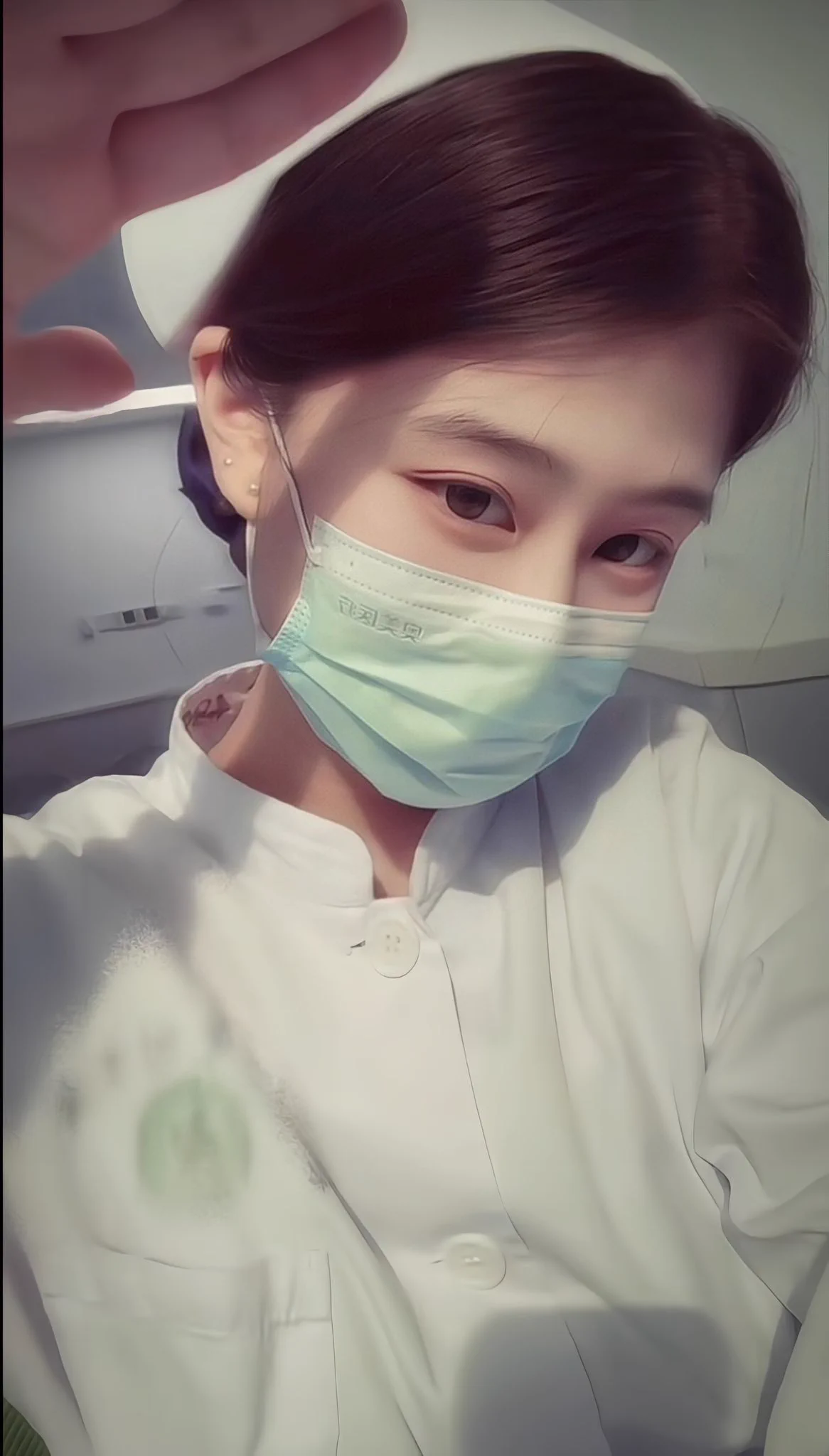 上班时间聊了两天的粉丝非要看 嘴上不情愿还是去没人的病房拍了，我是不是有点m倾向 https://t.co/bFlDkQJ5ls