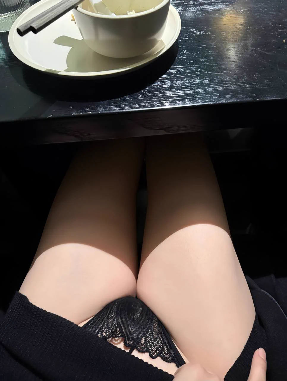 有时候我觉得自己的微笑，比露出的样子更有味道～见面的话如果让你选，是会选择和我接吻还是摸下面呢… https://t.co/dtz3CY3ays