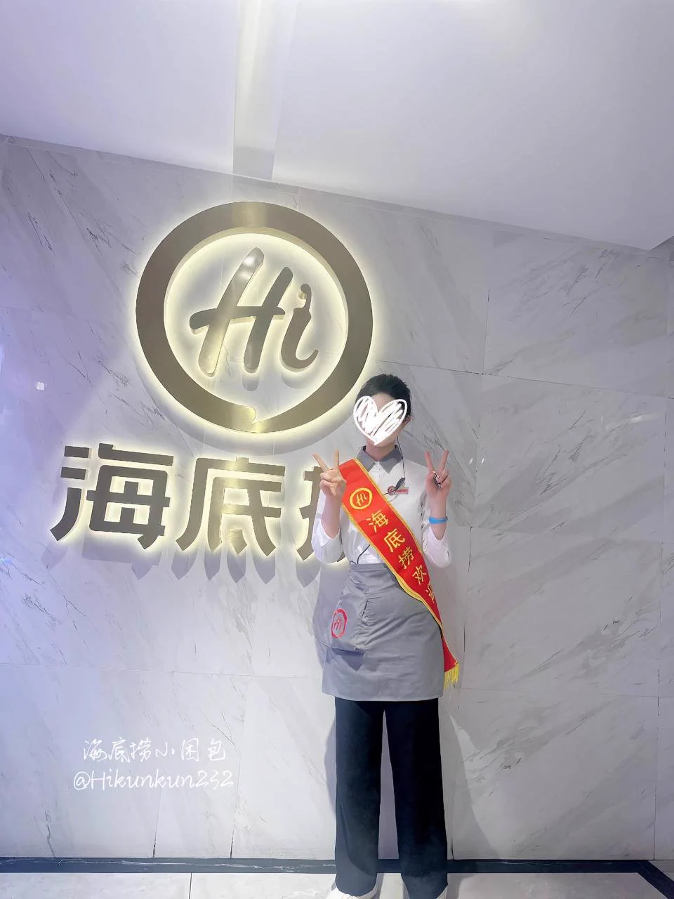 我也没想到居然真的被粉丝认出来了。他说我带着绶带的样子一下子就让他想到了推特那个“海底捞最辣员工”，就鼓起勇气问我了～既然气氛都到这了，肯定要把他带去商场洗手间了。工作时间被捏着奶子，被粗暴的后入，真的很刺激…还是该感谢推特，希望以后能和更多粉丝“坦诚相待”，同城的可以报名了～ https://t.co/hAbQXYMQRK