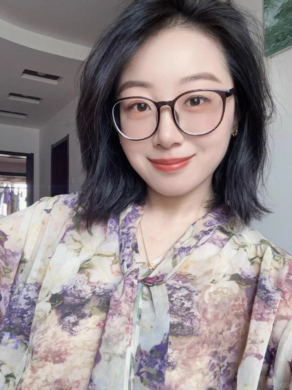 排卵期的我，戴眼镜、穿花衬衫，讲起课来一本正经，可只有我自己知道，内裤早就湿透了。 一到休息时间，就忍不住脱下眼镜、穿上黑丝高跟，坐在洗手台上翘起腿… 你要当那个走进来的学生吗？ 我可以乖乖张开腿，靠在你耳边无声地叫...... 喜欢小贤的可以来报名了～同城优先～ https://t.co/Fvu9oCYMYf