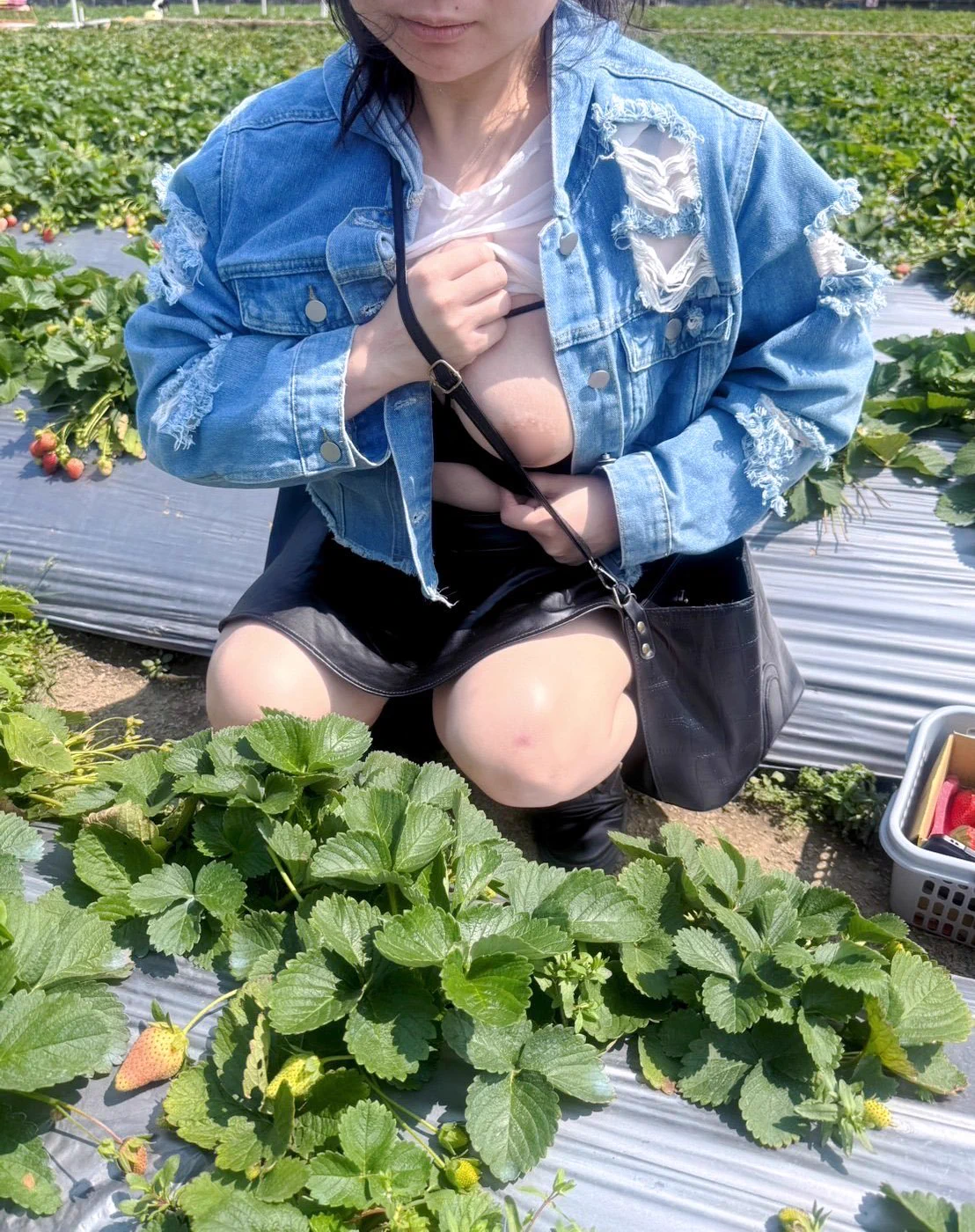 給食のおばさんですが、露出好きなんです💦ぜひデートしてくれませんか？1，いいよ！2，キモいから無理どっちか教えて下さいhttps://t.co/KeqvVfgKMl https://t.co/h7aP2udteo