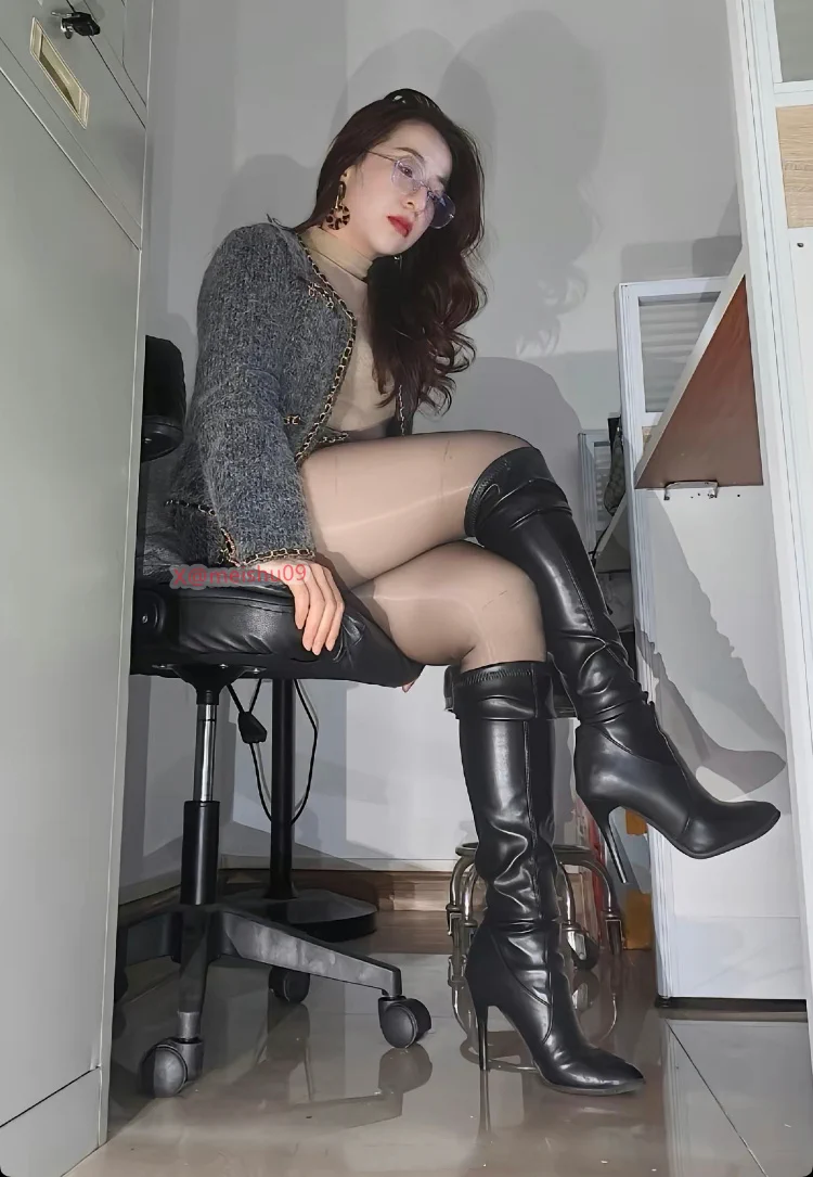 有些强势的风骚肉丝女上司 很多时候，不经意知道一些事后，表面装得无所谓，用微笑去掩饰，其实心里比什么都疼。 https://t.co/l8ohzyEC8D