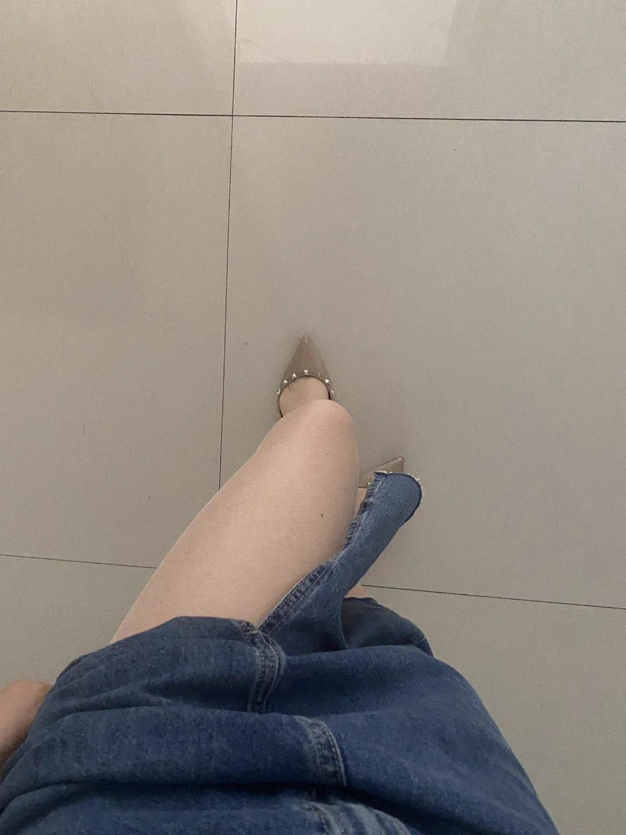 哎呀，出门上班太急，忘了穿内裤了 刚剃的毛毛又长出来，透过丝袜有点扎手呢 https://t.co/v3TEALCP8F