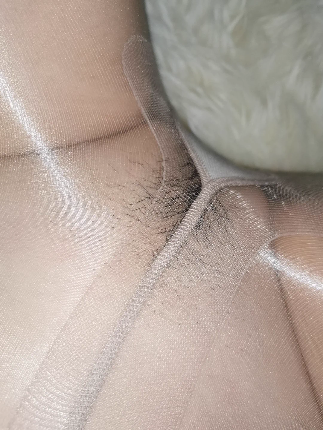 哎呀，出门上班太急，忘了穿内裤了 刚剃的毛毛又长出来，透过丝袜有点扎手呢 https://t.co/v3TEALCP8F