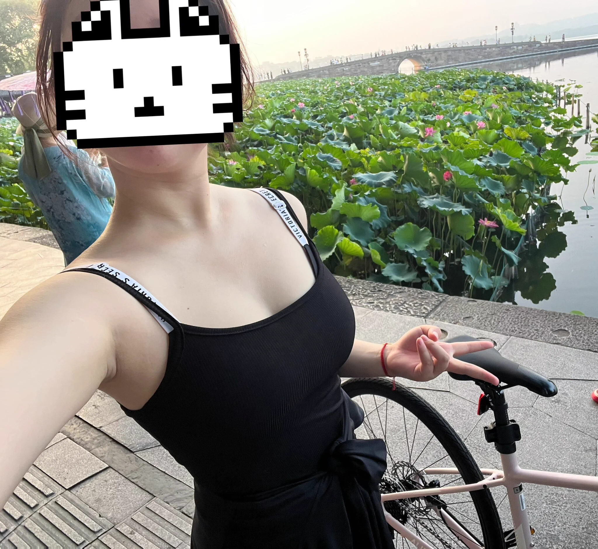 天生后入圣体哈哈哈 https://t.co/sBlZNtZGqN