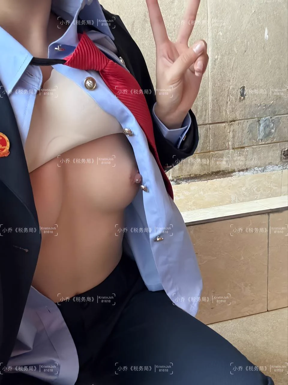 上班的时候在局里的洗手间露出是什么体验～ 光露出乳头还不够，在男厕所门口露出屁股的时候，让男同事帮忙拍照才足够刺激… 果然工作压力还是需要性来释放，下次想试试在男厕所做爱了，有人想陪我完成吗… https://t.co/wbdAV6I69W
