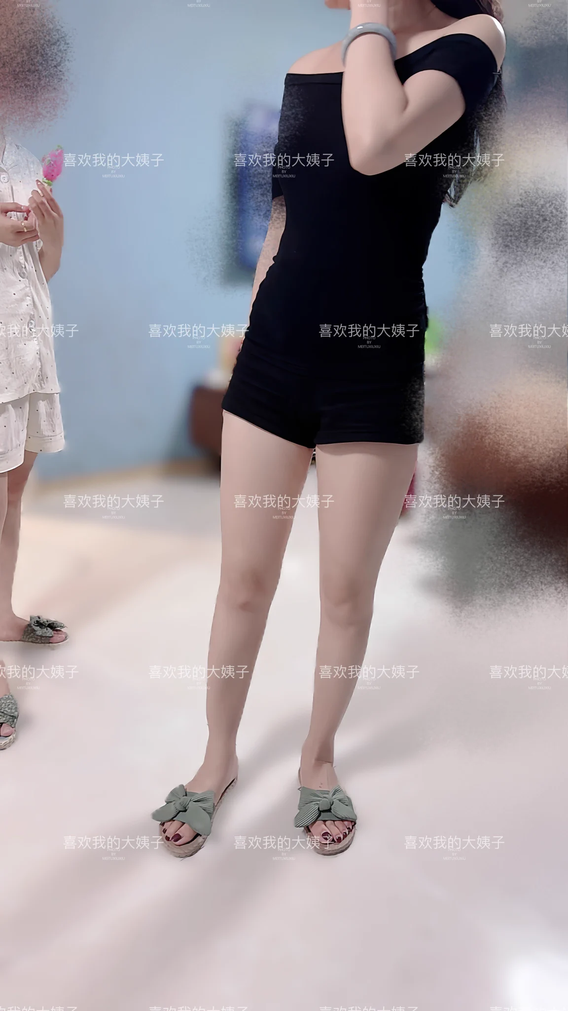6月19号晚上好兄弟们不好意思，忘了更新了，现在的时间点已经在我爸妈家里了，刚没事看了一下推，发现下班回家随手拍的忘了更新了大姐相比较老婆而言日常穿搭更妩媚性感一点，再就是老婆现在已经改变很多了，老粉丝应该有印象，2023年刚更新那时候，老婆的穿搭纯休闲 https://t.co/QSFKSzHfug