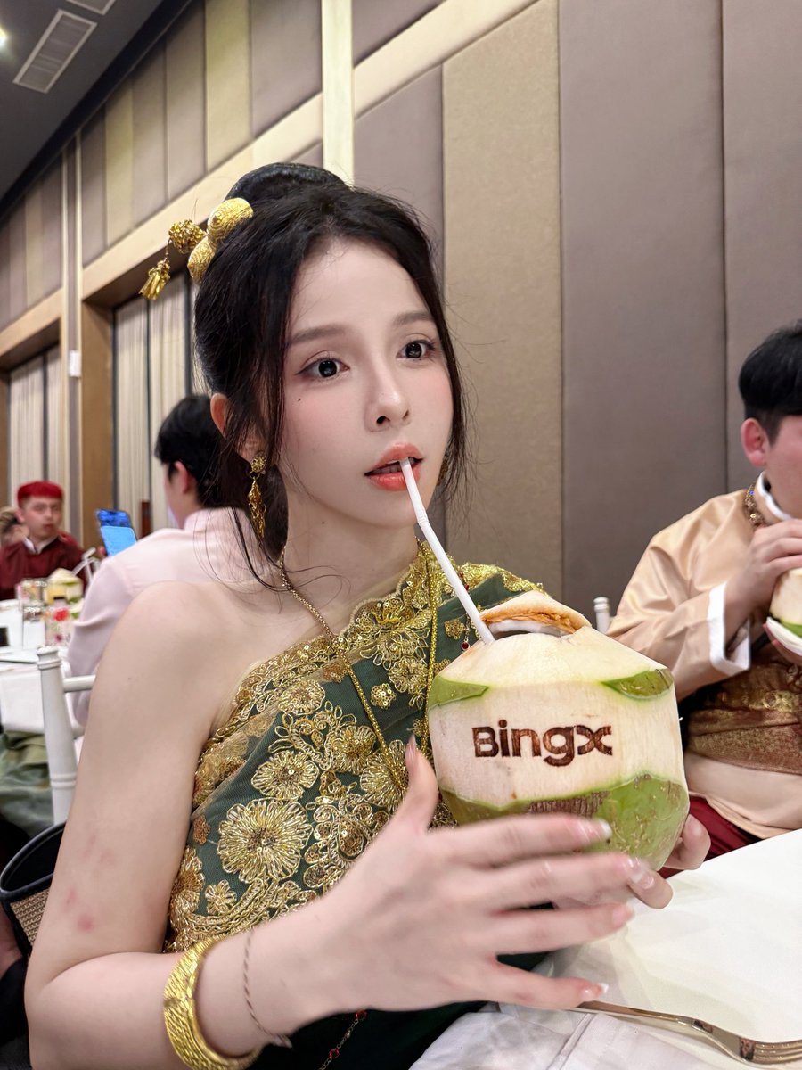 喝個椰子消消暑🥥
@BingXOfficial https://t.co/SNggGrZQIO