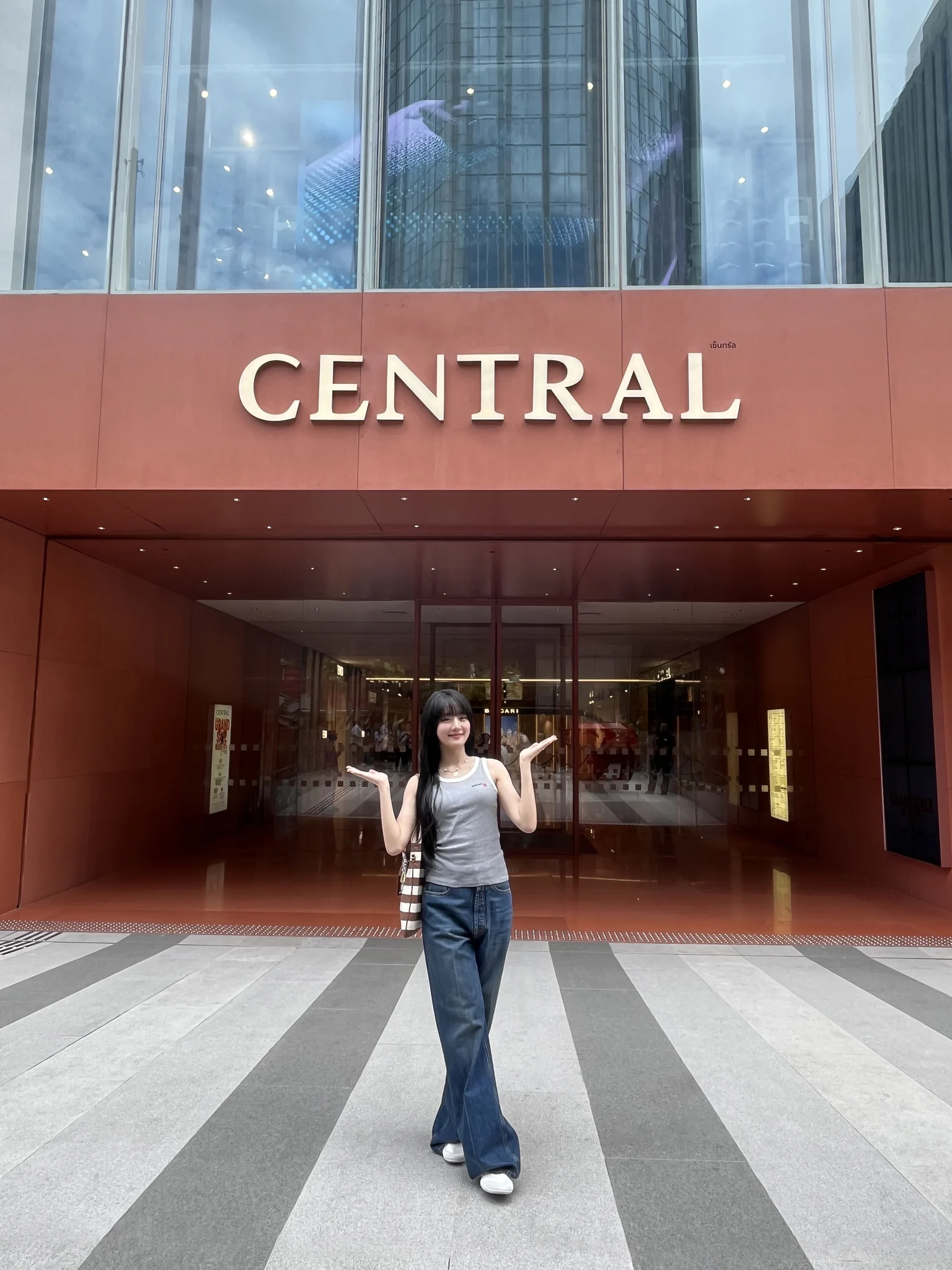 วันสบายๆ ของมินนี่ที่ Central Chidlom, The Store of Bangkok เริ่มต้นที่ Miu Miu ใน Luxe Galerie โซนรวม Luxury Boutiques และปิดท้ายด้วยการเลือกน้ำหอมกลิ่นใหม่ที่ Beauty Galerie โซนบิวตี้ที่รวมที่สุดของแบรนด์ดังระดับโลกไว้ในที่เดียว https://t.co/TjYzUuozIj